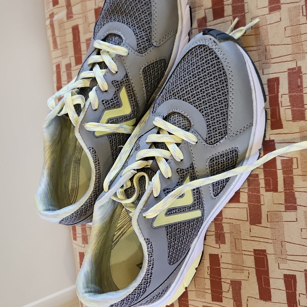 Vionic womens size 10 grey/yellow tennis shoes